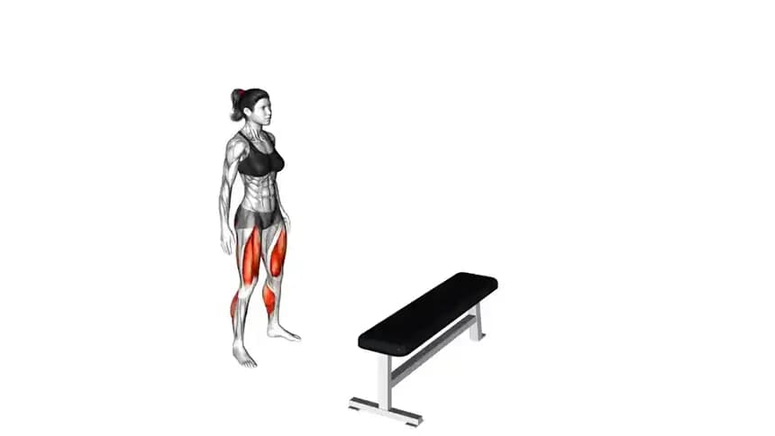 یک فرد در حال اجرای حرکت پرش روی جعبه در باشگاه