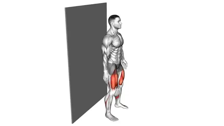 یک فرد در حال انجام حرکت نشستن روی دیوار با پشت صاف و زانوهای خمیده در زاویه ۹۰ درجه