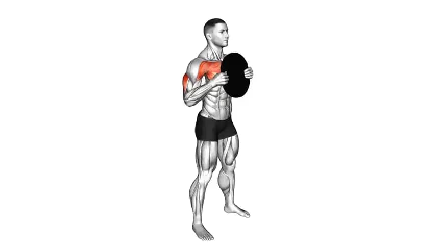یک فرد در حال انجام حرکت پرس صفحه ایستاده با نگه داشتن صفحه وزنه در مقابل سینه