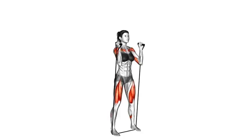 فرد در حال اجرای حرکت تراستر با کش ورزشی، در مرحله ایستادن و فشار کش به بالای سر