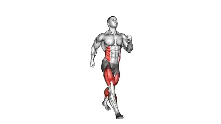 یک فرد در حال پیاده‌روی سریع در پارک با فرم صحیح بدن و تاب دادن بازوها