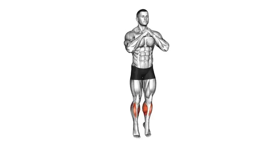 تصویر یک فرد در حال راه رفتن روی پنجه پا با فرم صحیح در یک محیط ورزشی