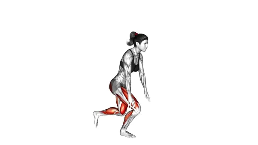 یک زن در حال اجرای حرکت لانج اسپرینتر متناوب در باشگاه