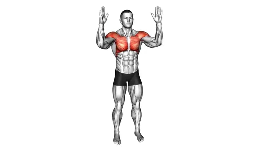 مردی در حال انجام حرکت فلای ایستاده بدنی برای تقویت عضلات سینه