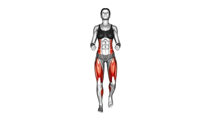 یک زن در حال پیاده‌روی سریع در یک پارک با فرم بدنی صحیح