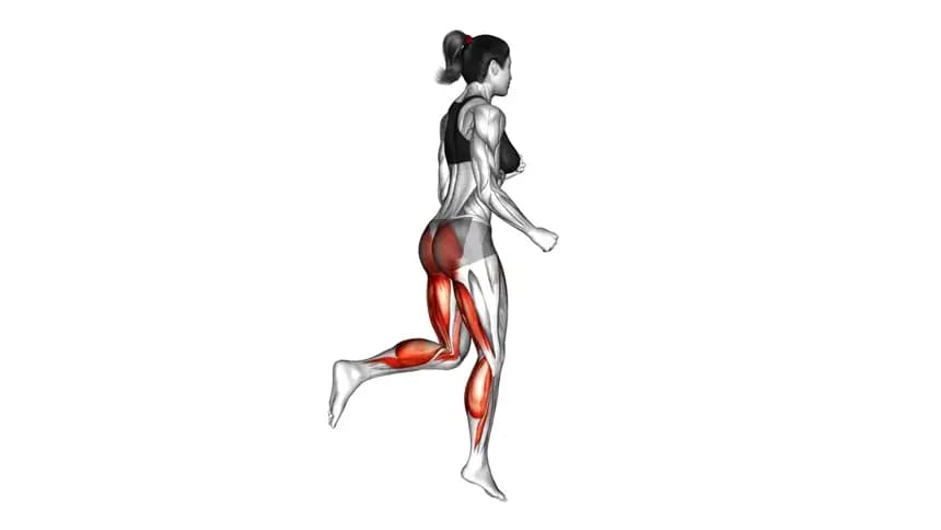 یک زن در حال انجام حرکت کیک باسن به صورت دویدن در جا با نزدیک کردن پاشنه پا به باسن