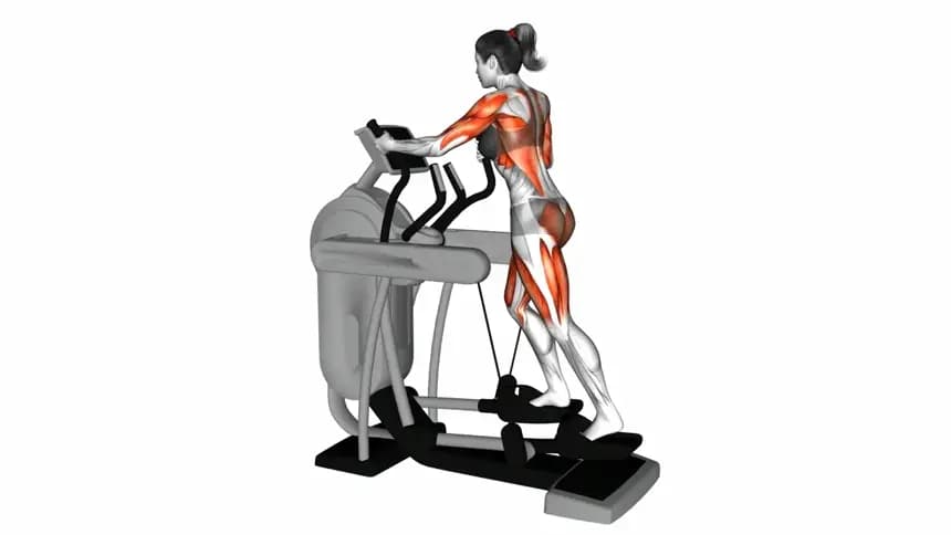 یک زن در حال پیاده‌روی روی دستگاه الپتیکال با فرم صحیح در باشگاه