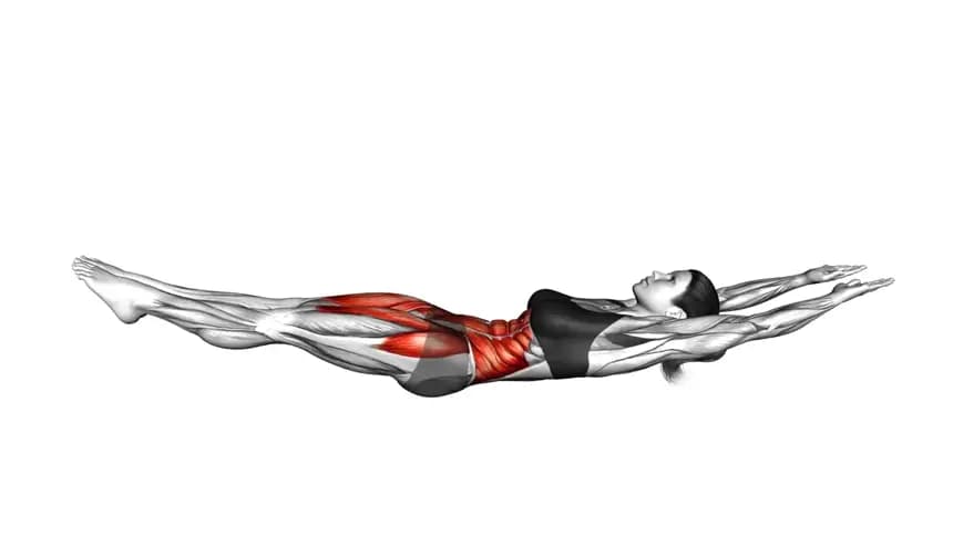 یک زن در حال اجرای حرکت نگه‌داشتن توخالی بر روی زمین، با پاها و شانه‌های بلند شده و عضلات شکم درگیر