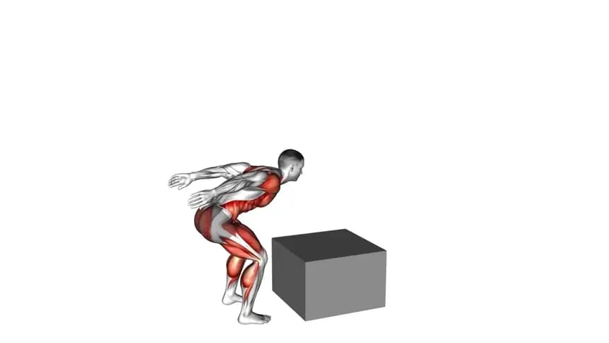 یک مرد در حال اجرای حرکت پرش روی جعبه (Box Jump) در باشگاه