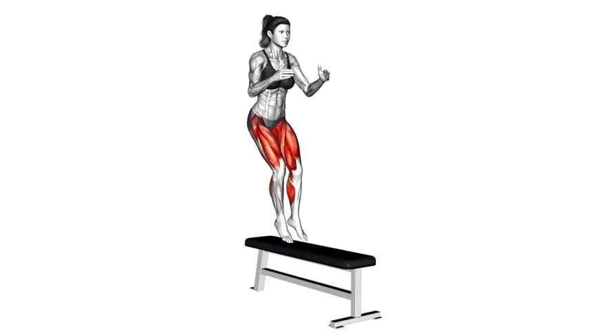 یک زن در حال انجام پرش جانبی روی یک جعبه ورزشی