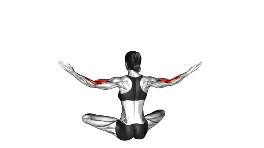 یک زن در حال انجام حرکت کششی ضربه گردن نشسته روی صندلی