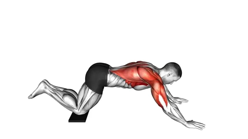 فرد در حال اجرای تمرین پول‌داون لغزنده روی حوله بر روی زمین