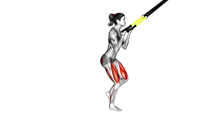 زن در حال اجرای حرکت لانج عقب معلق با ترابند در باشگاه