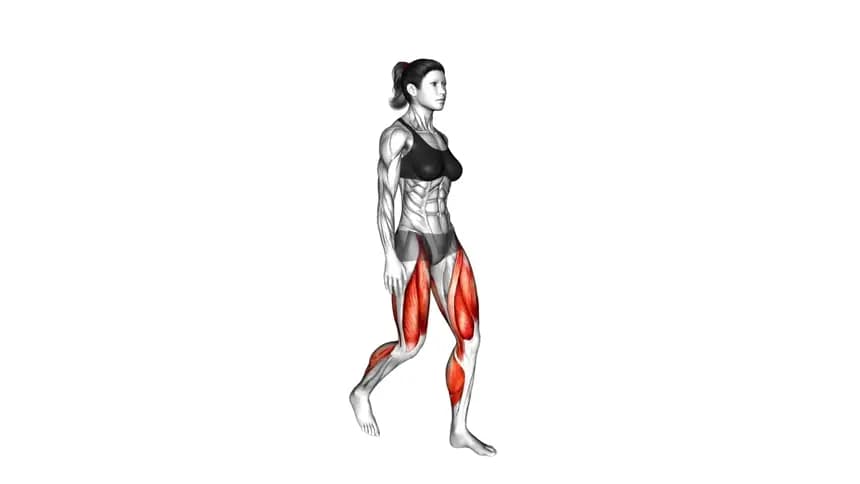 یک زن در حال پیاده‌روی سریع در یک پارک با فرم بدنی صحیح