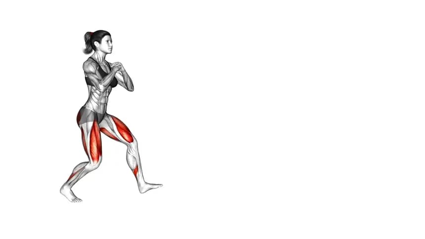 زن در حال اجرای حرکت لانج پیاده‌روی در باشگاه